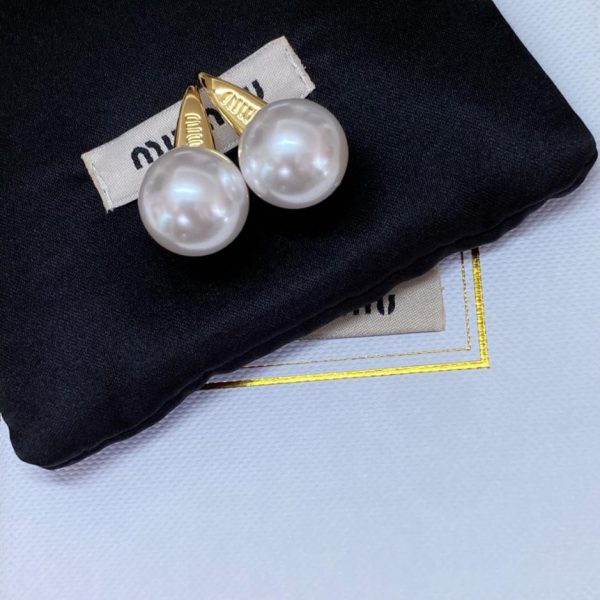 עגילי פנינה של Miu Miu (5PT53)