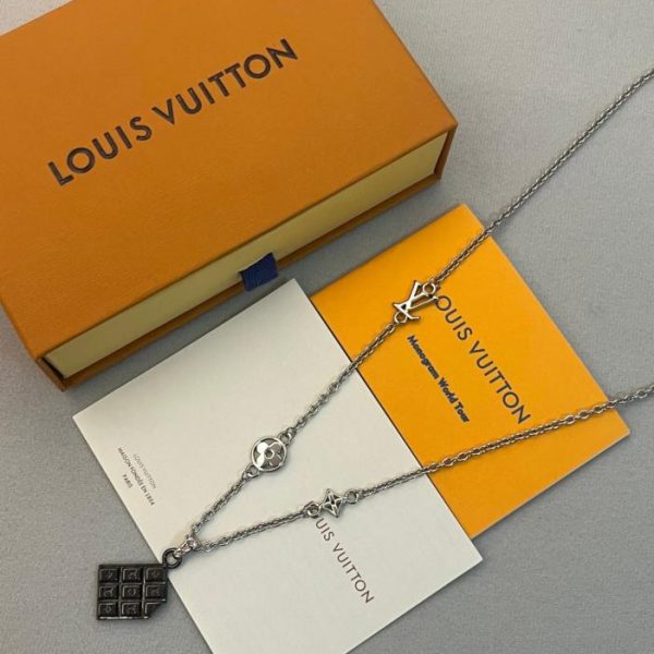 תליון LV Chocolate Bar עם ריבועים שונים חרוטים באותיות LV ופרחי מונוגרמה (J0G1I)