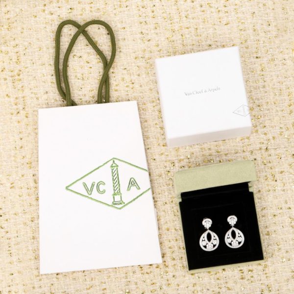 Van Cleef & Arpels מציעה עגילי פתיתי שלג VCA בהתאמה אישית עם זהב אמיתי ויהלומים (JIGWC).