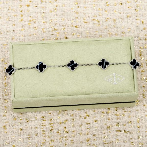 צמיד פלטינה חדש משובץ חמישה פרחים של Van Cleef & Arpels, מיוצר בהתאמה אישית מזהב אמיתי ויהלומים (OSMC3).